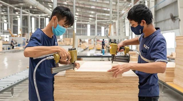 Không gian xưởng sản xuất và lắp ráp đồ gỗ nội thất.